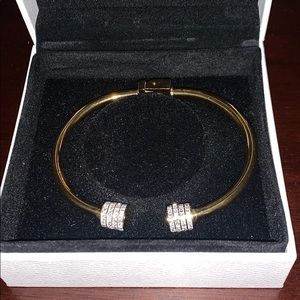 Stainless steel gold bracelet (box not included)